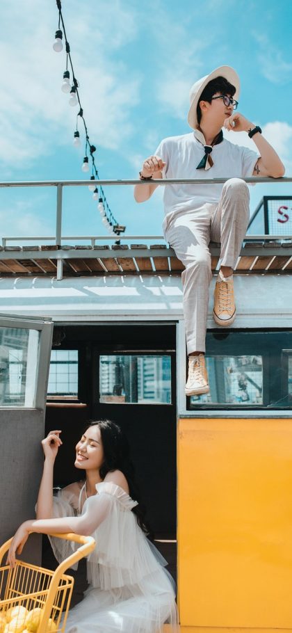 智谱ai App 历史记录界面截图，按日期分组排列的历史对话卡片，每张卡片显示标题与最后更新时间